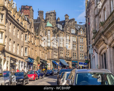 Suchen nach Cockburn Street in Richtung der Royal Mile am 26. Juli 2017 in Edinburgh, Schottland. Die Royal Mile ist eine beliebte Attraktion in Edinburgh und Host Stockfoto