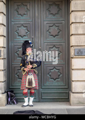 Ein Schotte tragen traditionelle schottische Outfit spielen der Dudelsack entlang der Royal Mile am 26. Juli 2017 in Edinburgh, Schottland. Es gibt viele Piper Stockfoto