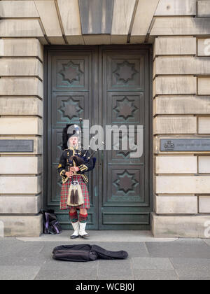 Ein Schotte tragen traditionelle schottische Outfit spielen der Dudelsack entlang der Royal Mile am 26. Juli 2017 in Edinburgh, Schottland. Es gibt viele Piper Stockfoto