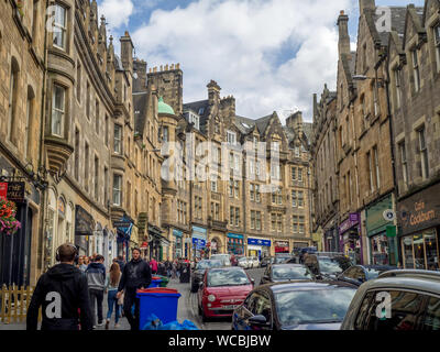 Suchen nach Cockburn Street in Richtung der Royal Mile am 26. Juli 2017 in Edinburgh, Schottland. Die Royal Mile ist eine beliebte Attraktion in Edinburgh und Host Stockfoto