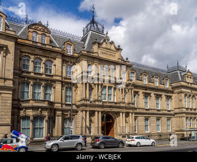 Fassade des Crown Office und steuerliche Procurator Dienstleistungen am 27. Juli 2017 in Edinburgh, Schottland. Es liegt auf der anderen Straßenseite vom nationalen Museum von Stockfoto