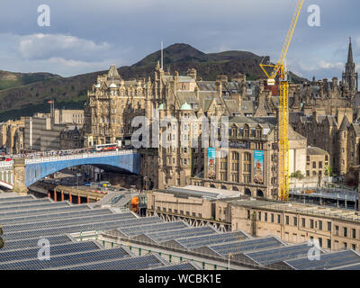 Blick auf die Altstadt von Edinburgh am 27. Juli 2017 in Edinburgh, Schottland. Die Altstadt ist eine weltweit bekannte touristische Destination und UNESCO-Weltkulturerbe. Stockfoto