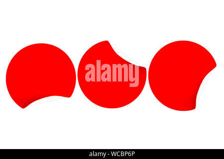 Satz von drei leere rote Aufkleber mit gewelltem Seite auf weißem Hintergrund mit Platz für Text. Blick von oben. Isoliert. Stockfoto