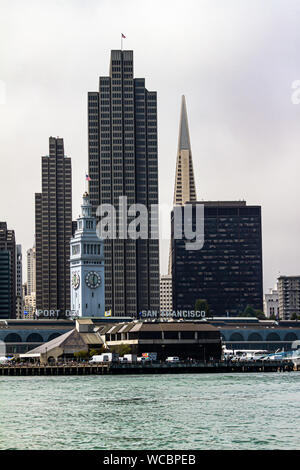 San Francisco City vorne mit dem Ferry Building, vier Embarcadero, die Alcoa Building, und der Transamerica Pyramide Stockfoto