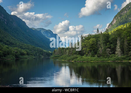 Schöner Tag für Kajak auf der Jacques Cartier Fluss Stockfoto