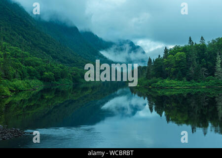 Jacques Cartier Fluss im Morgennebel Stockfoto