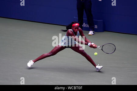 Flushing Meadows, New York, United States. 27 Aug, 2019. Core Gauff während ihrer ersten Runde gegen Anastasia Popov Russlands bei den US Open in Flushing Meadows, New York. gruff gewann das Match in drei Sätzen. Quelle: Adam Stoltman/Alamy leben Nachrichten Stockfoto