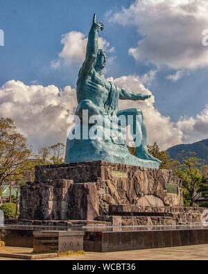 Nagasaki, Kyushu, Japan. 28 Okt, 2006. Die 33 Meter hoch (10 m.) Frieden Statue des Bildhauers Seibo Kitamura dominiert Nagasaki Peace Park zum Gedenken an den Zweiten Weltkrieg Atombombe auf die Stadt, 9. August 1945. Es stellt eine Mischung aus westlichen und östlichen Kunst, Religion und Ideologie. Der Park ist durch viele japanische und ausländische Touristen Credit besucht: Arnold Drapkin/ZUMA Draht/Alamy leben Nachrichten Stockfoto