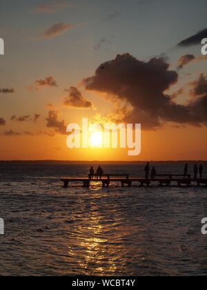 Sonnenuntergang über Barnegat Bay, New Jersey. Vom Strand in Schuß Lavallette, NJ. Stockfoto