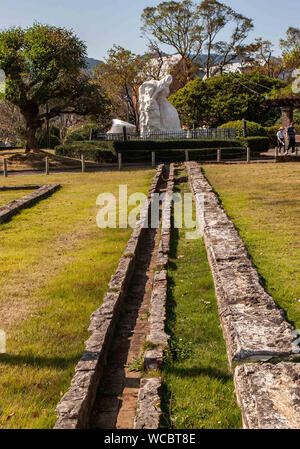 Nagasaki, Kyushu, Japan. 28 Okt, 2006. Die Stiftung Ruinen der Urakami Gefängnis in der Nagasaki Peace Park zum Gedenken an den Zweiten Weltkrieg Atombombe auf die Stadt, 9. August 1945. Unter den Zehntausenden von Bombardierungen ums Leben, 134 Personen in diesem Gebäude waren sofort tot. Der Park ist von vielen Japanischen und ausländischen Touristen besucht. Credit: Arnold Drapkin/ZUMA Draht/Alamy leben Nachrichten Stockfoto