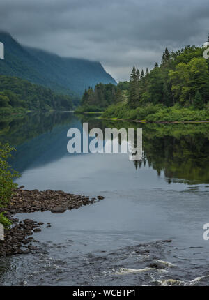 Friedliche Jacques Cartier River Bank nach einem Tag Kajak Stockfoto