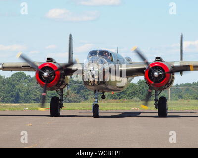 Sammeln von WW 2 warbirds am Wall Township, New Jersey Flugplatz im August 2019. Am Feld war ein B-24, B-25, B-17 und eine P-51 Mustang. Stockfoto