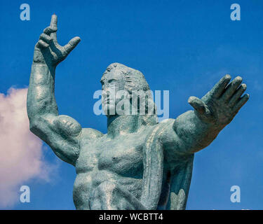 Nagasaki, Kyushu, Japan. 28 Okt, 2006. Die 33 Meter hoch (10 m.) Frieden Statue des Bildhauers Seibo Kitamura dominiert Nagasaki Peace Park zum Gedenken an den Zweiten Weltkrieg Atombombe auf die Stadt, 9. August 1945. Es stellt eine Mischung aus westlichen und östlichen Kunst, Religion und Ideologie. Der Park ist durch viele japanische und ausländische Touristen Credit besucht: Arnold Drapkin/ZUMA Draht/Alamy leben Nachrichten Stockfoto