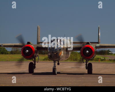 Sammeln von WW 2 warbirds am Wall Township, New Jersey Flugplatz im August 2019. Am Feld war ein B-24, B-25, B-17 und eine P-51 Mustang. Stockfoto