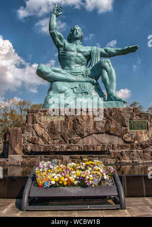 Nagasaki, Kyushu, Japan. 28 Okt, 2006. Die 33 Meter hoch (10 m.) Frieden Statue des Bildhauers Seibo Kitamura dominiert Nagasaki Peace Park zum Gedenken an den Zweiten Weltkrieg Atombombe auf die Stadt, 9. August 1945. Es stellt eine Mischung aus westlichen und östlichen Kunst, Religion und Ideologie. Der Park ist durch viele japanische und ausländische Touristen Credit besucht: Arnold Drapkin/ZUMA Draht/Alamy leben Nachrichten Stockfoto