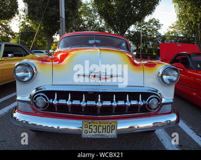 Angepasste 1953 Chevy Belair an einem lokalen Car Show mit schweren Chrom und geflammt Farbe in Rot- und Orangetönen auf einer weißen Haube. Stockfoto