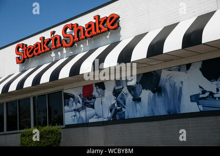 Ein logo Zeichen außerhalb eines Steak'n Shake fast food Restaurant Lage in Brooklyn, Ohio am 11. August 2019. Stockfoto