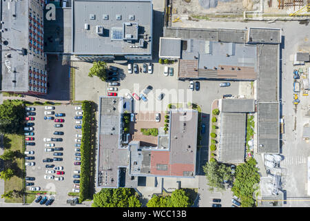 Antenne Blick von oben auf die Dächer von Industriehallen und geparkte Autos in der Stadt Industriegebiet Stockfoto