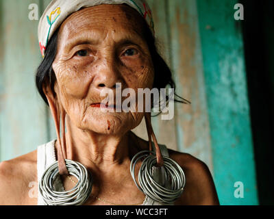 LONG BAGUN, Borneo, Indonesien - Juli 07: Die älteren Dayak Frauen mit traditionellen langen Ohrläppchen und Tattoo aus Borneo Stockfoto