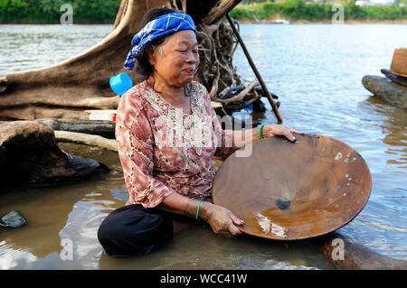 LONG BAGUN, Borneo, Indonesien - Juli 03: Die älteren Dayak Frauen - die goldene Searcher ist Spülen Sand im Fluss in der Kundenakquise für Gold aus Borneo Stockfoto