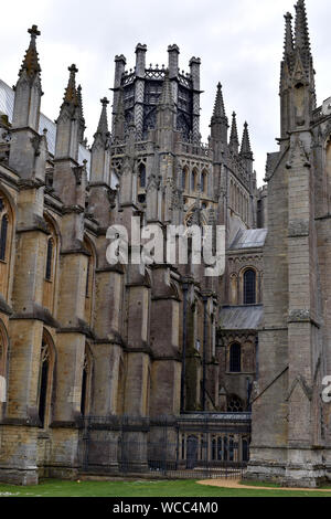 Ein Blick auf die Kathedrale von Ely, untermauert Wänden und einem kleinen Turm Stockfoto