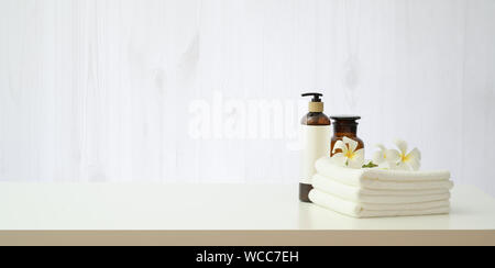 Spa aromatherapy Konzept: Spa mit plumeria Flower und ätherisches Öl Flasche Stockfoto