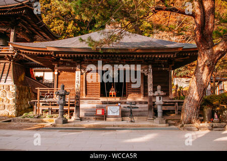 DEC 3, 2018 Yamagata, Japan - Nenbutsu Halle alte Gebäude aus Holz Buddha Schrein unter Abendlicht und Kiefer in Yamadera Risshaku ji Temple Stockfoto