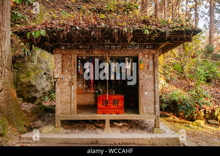 DEC 3, 2018 Yamagata, Japan - Ubado Schrein alten hölzernen Schrein auf Yonsunmichi Weg der Yamadera Risshaku ji-Tempel in Abend. Stockfoto