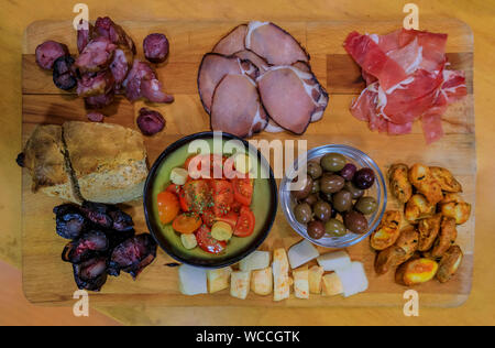 Der traditionelle portugiesische Küche mit Blut und Schweinefleisch, Wurst, Schinken, Brot, Käse, Tomate, Salat und Oliven in einem Restaurant in Porto Stockfoto