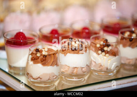 Farbenfrohe und Dekorative Desserts und Gebäck mit Früchten, Mousse, Kekse serviert auf einer Hochzeitsfeier Stockfoto