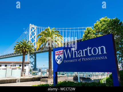 Wharton Universität von Pennsylvania Schild in der Nähe der Schule Campus mit San Francisco, Oakland Bay Bridge im Hintergrund Stockfoto