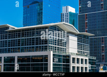 IBM unterzeichnen und Logo auf der Fassade von IBM Watson Bürogebäude in der Innenstadt von Stockfoto