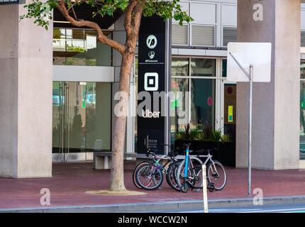 Uber und quadratische Logo in der Nähe der Einfahrt zum Hauptsitz der Software Unternehmen auf der Market Street Stockfoto