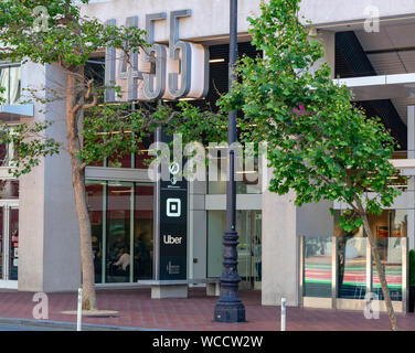 Uber und quadratische Logo in der Nähe der Einfahrt zum Hauptsitz der Software Unternehmen auf der Market Street Stockfoto