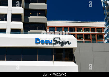 DocuSign unterzeichnen und Logo auf der Fassade des Firmensitzes Gebäude Stockfoto