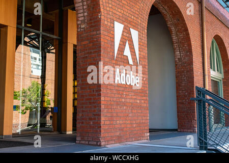 Adobe Logo auf dem Backstein Büro Fassade der computer software unternehmen, das sich auf die Erstellung von Multimedia- und Kreativität Software Produkte Stockfoto