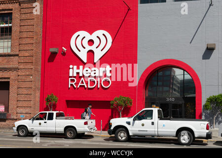 IHeart Radio Zeichen und Logos auf Unternehmen office Fassade. iHeartRadio ist ein freier Rundfunk und Internet Radio Plattform durch iHeartMedia - San Francisco gehört, Stockfoto