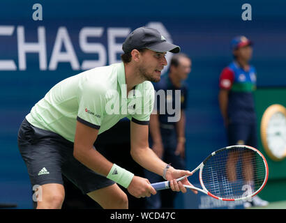 New York, NY - 27. August 2019: Dominic Thiem (Österreich), die in Aktion während der 1. Runde der US Open Tennis Championship gegen Thomas Fabbiano (Italien) auf Billie Jean King National Tennis Center Stockfoto