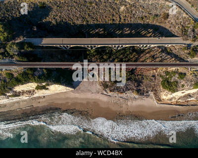 Luftaufnahme von Arroyo Hondo Brücke auf PCH Highway 1 Stockfoto