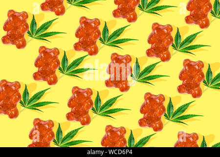 Muster Gummies in Form eines Bären mit CBD Öl auf einem gelben Hintergrund. Minimale CBD-Konzept Stockfoto