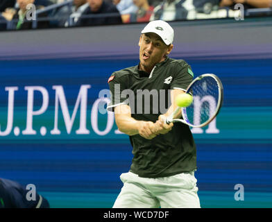 New York, NY - 27. August 2019: John millman (Australien) in Aktion während der 1. Runde der US Open Tennis Meisterschaft gegen Rafael Nadal (Spanien) an Billie Jean King National Tennis Center Stockfoto