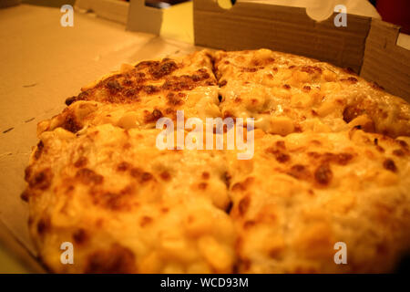 Goldene mais Pizza mit Mozzarella Käse servieren Pizza Box Stockfoto