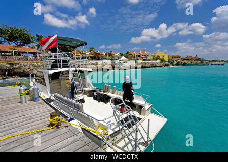 Tauchboot am Pier von Captain Don's Habitat, Resort Tauchen hotel, Kralendijk, Bonaire, Niederländische Antillen Stockfoto