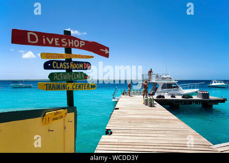 Am Pier der Buddy Dive Resort, beliebte Dive Resort auf Bonaire, Niederländische Antillen Stockfoto