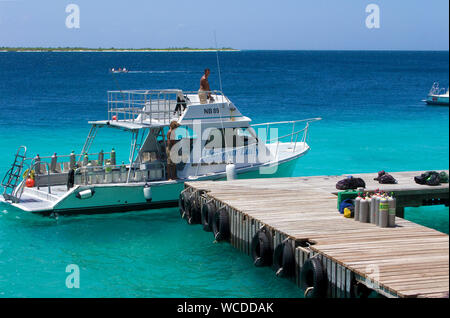 Tauchen Boot am Steg von Buddy Dive Resort, beliebte Hotel Tauchen auf Bonaire, Niederländische Antillen Stockfoto