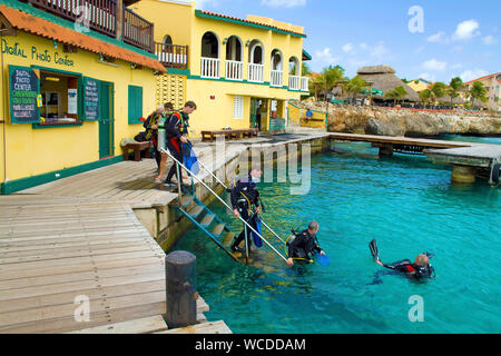 Scuba Diver an Buddy Dive Resort, beliebte Dive Resort auf Bonaire, Niederländische Antillen Stockfoto