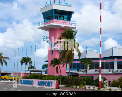 Turm von Flamingo Airport, der internationale Flughafen Bonaire, Kralendijk, Bonaire, Niederländische Antillen Stockfoto
