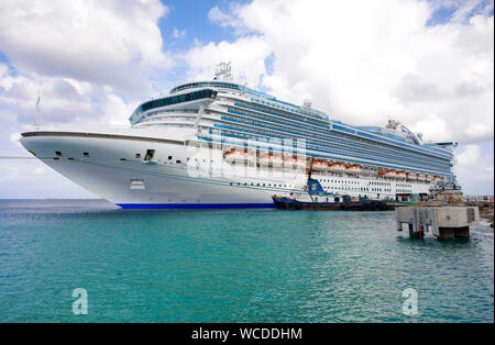 Kreuzfahrtschiff "Caribbean Princess' in Kralendijk, Bonaire, Niederländische Antillen Stockfoto