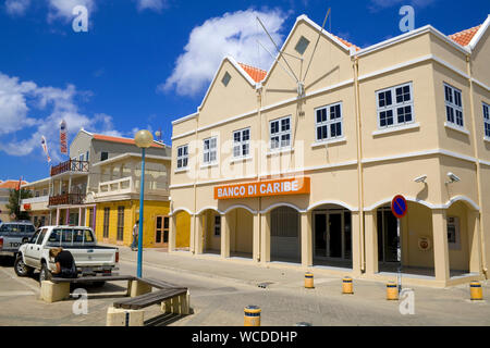 Häuser im Kolonialstil im Kaya Grandi, Altstadt von Kralendijk, Bonaire, Niederländische Antillen Stockfoto