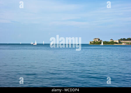 Blick von Niagara on the Lake, Ontario, Kanada. Man sucht am Lake Ontario und die Anfänge der Niagara River (rechts). Über ist für Stockfoto